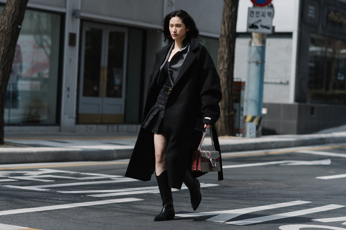 Seoul Fashion Week - sự kiện thời trang lớn nhất Hàn Quốc trở lại sau khoảng thời gian dài yên ắng do đại dịch. Theo The Korea Herald, sự kiện này diễn ra từ ngày 18 đến 23/3, kết hợp giữa 2 hình thức ngoại tuyến và trực tuyến. Số lượng người tham gia bị hạn chế do tình hình dịch bệnh.