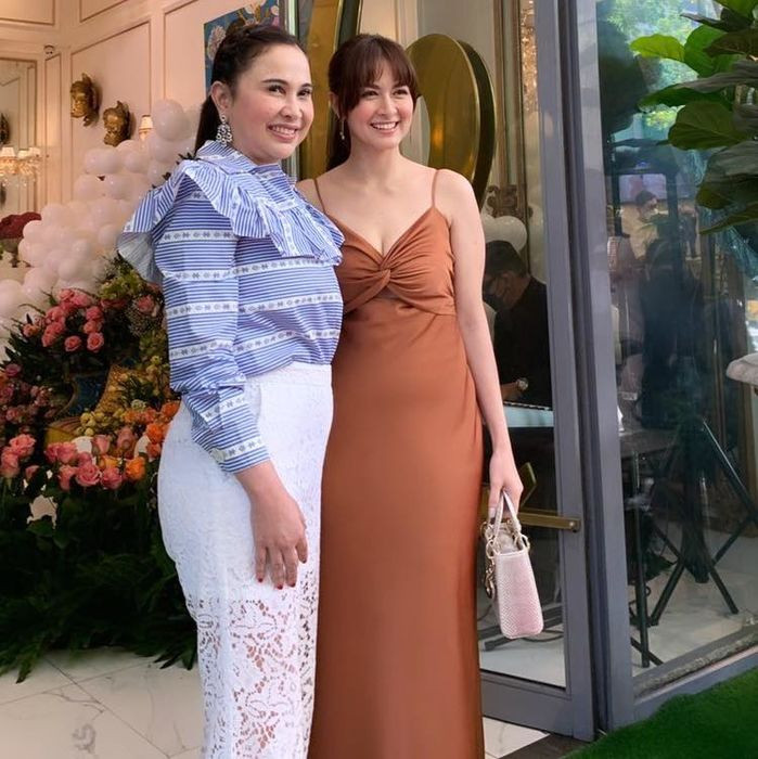 Nhiều người nhận xét, Marian Rivera bị đồ lụa tố cáo "vòng 2 bánh mì". Không phải vô cớ khi trang phục lụa vẫn luôn chiếm được thiện cảm của phái đẹp. Loại vải này có độ bóng tự nhiên lại mềm mại. Do đó các nhà thiết kế thường không tạo kiểu một cách cầu kỳ nhằm giữ nguyên tính chất vốn có của chất liệu. Tuy nhiên, váy lụa cũng khá thách thức người diện bởi nó có thể tố cáo thân hình chưa hoàn hảo của bạn nhất là vòng 2. Dưới tác động của gió trang phục có thể dính người hay dễ hằn nội y thiếu tinh tế. Bởi vậy, phái đẹp cũng cần lưu ý để tránh những lỗi trên khi diện váy lụa.