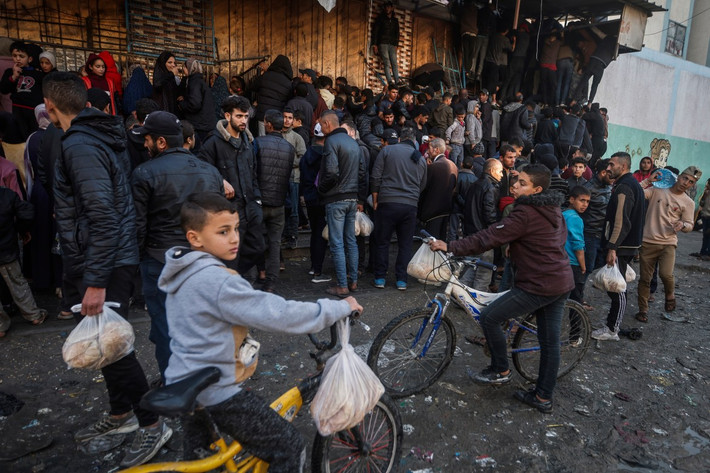 Dù đối diện với nguy cơ cuộc tấn công quy mô lớn từ Israel, nhiều người dân Palestine vẫn đang cố bám trụ tại thành phố phía nam Dải Gaza này. Ảnh: Người dân xếp hàng mua bánh mì tại một tiệm bánh ở Rafah. Hiện tại, thực phẩm tại Rafah, giống như nhiều nơi khác ở Gaza, rất khan hiếm.