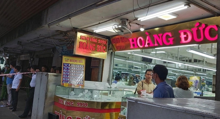 Trưa 31/7, một người đàn ông cầm súng xông vào 2 tiệm vàng ở Thừa Thiên - Huế.