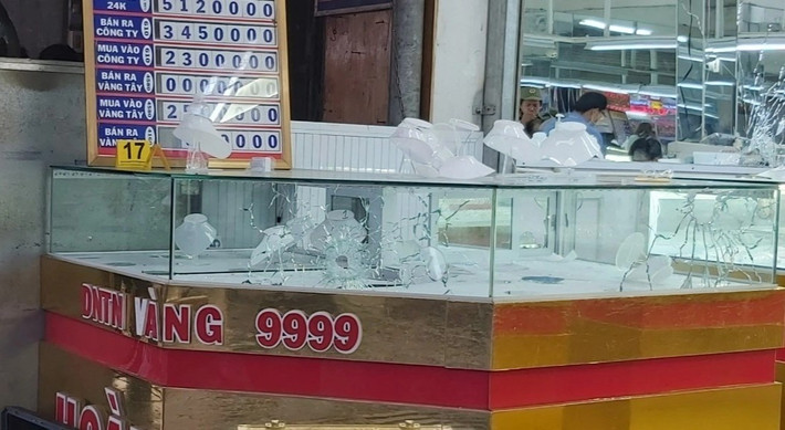 Một tiểu thương bán hàng gần đó cho biết nghi phạm dùng súng bắn nhiều phát vào tủ kính trưng bày vàng bạc. Theo nhân chứng, nghi phạm đã xả khoảng 5 phát súng vào tiệm vàng Hoàng Đức. Người đàn ông này lấy vàng trong tủ rồi tung ra giữa đường.