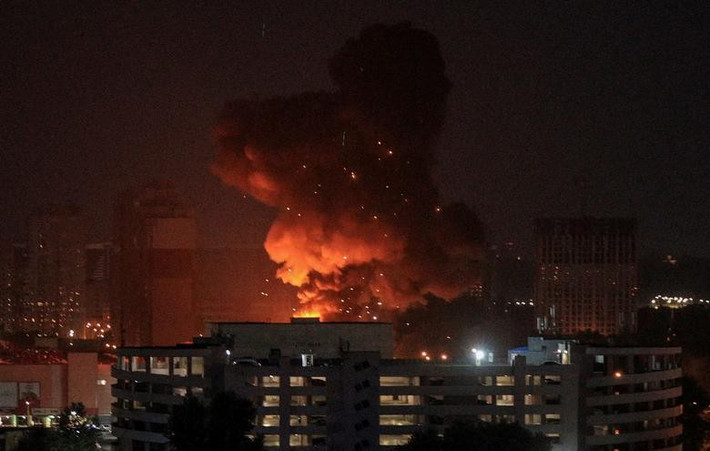Tên lửa phát nổ trên bầu trời thành phố Kiev, Ukraine, ngày 30/8. Ảnh: Reuters.