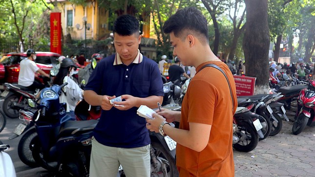 Dịch vụ trông xe "hái ra tiền" trong những ngày này.