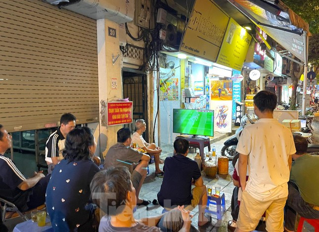 Trên phố Hàng Mành một quán trà đá cũng trưng dụng tivi ra vỉa hè cho người dân cùng xem chung