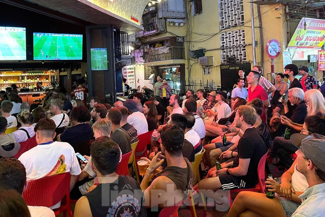 Quán bar trên phố Hàng Buồm lắp 4 - 6 màn hình ti vi, chật kín khách tây theo dõi đội nhà thi đấu