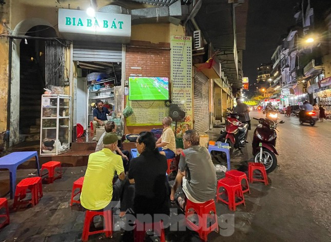 Một quán bia hơi tại phố Đào Duy Từ - Chợ gạo trưng TV ra ngoài vỉa hè cho khách hàng ngồi xem