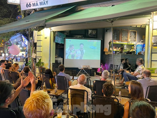 Một quán cà phê trên phố Mã Mây nhiều du khách tây ngồi chật kín vỉa hè để xem trận Đức-Nhật diễn ra lúc 20h tối ngày 23/11