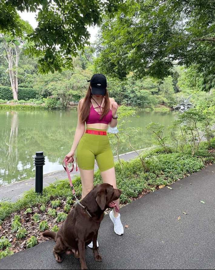 Cô cũng khá ưa chuộng biker short dù chúng không được số đông yêu thích. Người đẹp chọn mặc thiết kế áo croptop ôm sát dáng dài tay kết hợp với quần legging và đi giày thể thao. Bộ trang phục chẳng những thoải mái cho việc rèn luyện mà còn khéo thể hiện được lợi thế vóc dáng của cô.