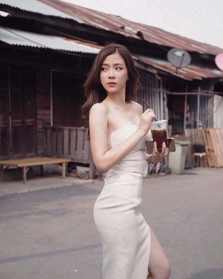 Cùng nhìn ngắm một số lựa chọn trang phục lụa của Baifern Pimchanok: Baifern Pimchanok mặc váy lụa xẻ đùi đi uống cà phê giữa phố vẫn đẹp như nữ thần. Trang phục được tạo điểm nhấn bằng chi tiết thắt lưng tôn eo.