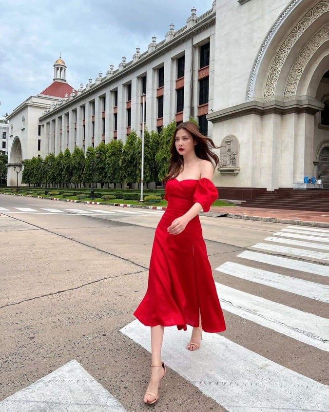 Người đẹp diện váy lụa một cách tinh tế, không hề mắc lỗi kém duyên. Kết hợp với đó, Baifern Pimchanok chọn phối cùng một đôi sandal cao gót màu nude giúp "hack" chiều cao hiệu quả. Ngoài ra, dù diện váy lụa sải bước nhưng cô không hề mắc lỗi đồ lụa dính người khiến bộ đồ trở nên kém duyên. Trong khi đây là lỗi mà rất nhiều cô gái mắc phải. Nguyên nhân là do váy tích điện hoặc do gió thổi khiến trang phục bám lấy cơ thể.