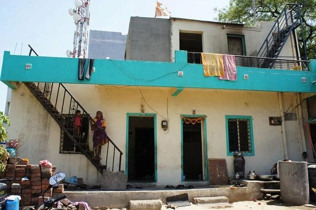 Ngôi làng không khóa cửa: Tất cả nhà ở ngôi làng Shani Shingnapur thuộc thị trấn Nevasa, bang Maharashtra, Ấn Độ đều không có cửa hay khoá. Những người dân ở đây khẳng định rằng không có bất kỳ vụ trộm cắp nào trong làng suốt nhiều thế kỷ qua. Thậm chí, đây còn được xem là 1 truyền thống bắt buộc được người dân ở đây tôn trọng, ngay cả những tòa nhà mới xây dù hiện đại đến mấy cũng không được lắp cửa hoặc khóa.