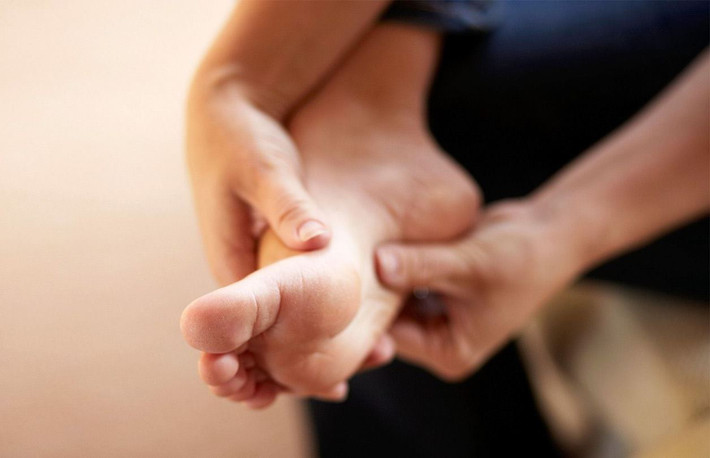 Chân ngứa ran: Lượng đường tăng cao có thể gây ra các biến chứng trước khi bạn nhận ra mình mắc bệnh tiểu đường. Một trong số đó là tổn thương dây thần kinh nhẹ, có thể gây tê, ngứa chân. Ảnh: Everydayhealth.