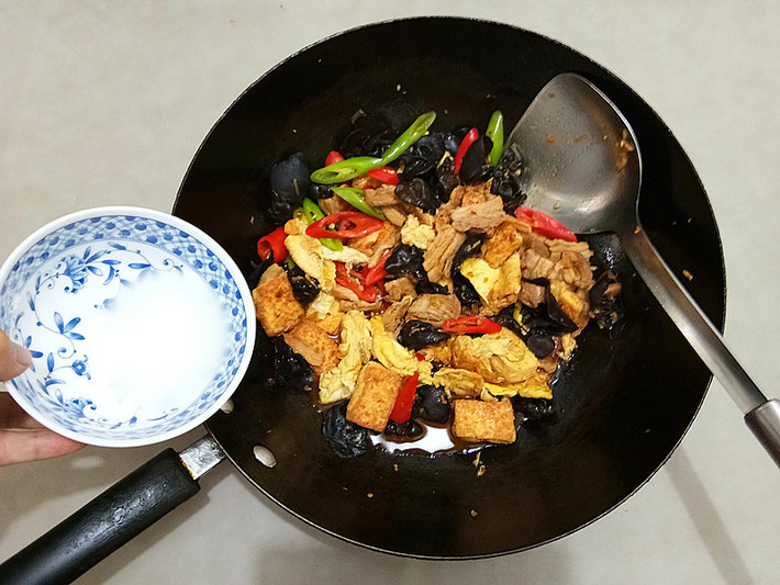 Thêm một ít nước vào chảo, đun trên lửa lớn đến khi cạn bớt nước thì thêm trứng và ớt ngọt vào. Đảo đều, nêm nếm lại gia vị cho vừa miệng là xong.