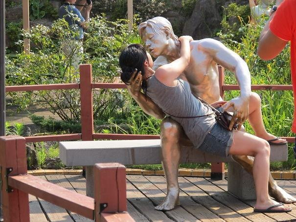 Đây đích thị là bức tượng được tạo ra dành cho dân FA