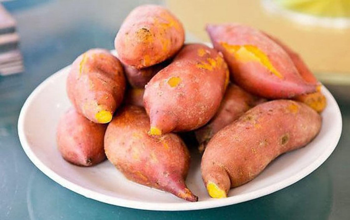 Khoai lang là loại thực phẩm phổ biến ở Việt Nam, giá thành rẻ, dễ mua và có thể chế biến được nhiều món ăn khác nhau.