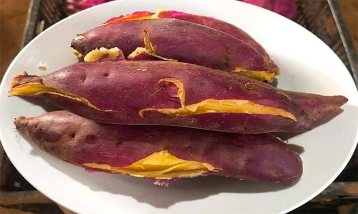 Theo nghiên cứu, một củ khoai lang sẽ chứa khoảng 2,6 gram tinh bột (chỉ bằng một nửa lượng tinh bột có trong khoai tây và 1/3 tinh bột có trong cơm trắng); 3,9g chất xơ, 18,443 IU vitamin A, 3mg vitamin C, 0.3mg vitamin B6, 438mg kali, 32mg magie, 39mg canxi... Đặc biệt, khoai lang gần như không chứa chất béo. Vì vậy, khoai lang là thực phẩm phù hợp cho những phụ nữ đang muốn giảm cân.