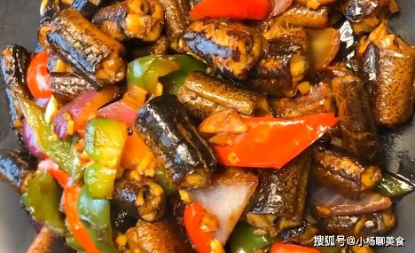 2. Lươn: Lươn cũng là loài động vật sống trong bùn đất và là loài ăn tạp, thức ăn của nó là những loài nhỏ hơn mình, nên trong con lươn cũng chứa nhiều ký sinh trùng.