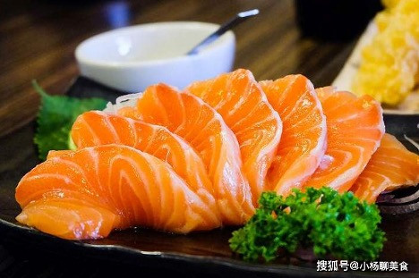 3. Sashimi: Trong món ăn Nhật, sashimi là món chính, vị của nó rất ngon, ăn rất dễ “gây nghiện”. Tuy nhiên, sashimi là đồ sống nên chứa rất nhiều ký sinh trùng.