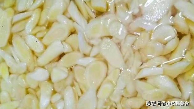 Uống 1 cốc nước gừng cùng đường nâu và mật ong vào buổi sáng có tác dụng tốt đối với các bệnh cảm cúm, tay chân lạnh, thần kinh suy nhược, chóng mặt, bứt rứt và một số triệu chứng khác.