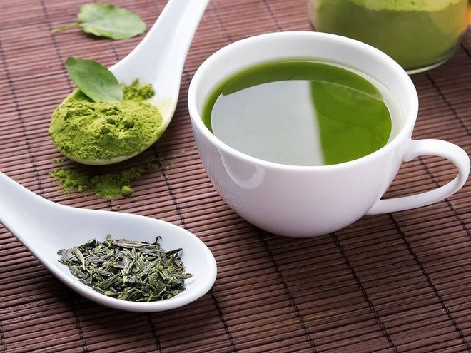4. Trà xanh: Trà xanh là loại thức uống giàu chất chống oxy hóa, giúp ức chế và thúc đẩy quá trình phá hủy chất béo hiệu quả. Ngoài ra, nó còn giúp tăng cường quá trình trao đổi chất giúp cơ thể đốt cháy mỡ thừa ngay cả khi không vận động quá nhiều.