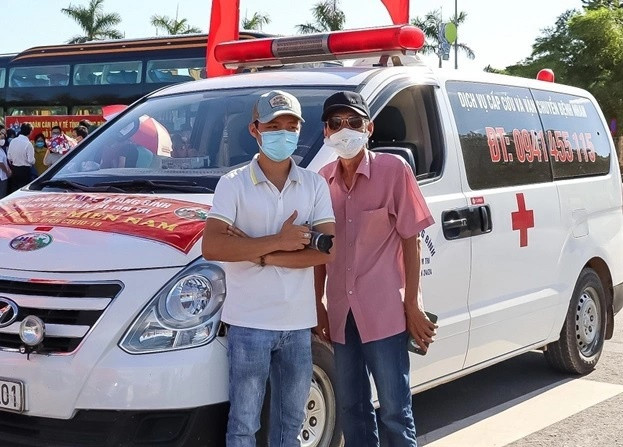 Đặng Minh Trí (23 tuổi, Quảng Bình) (áo trắng) là một trong 10 cá nhân nhận được Giải thưởng Tình nguyện quốc gia 2021. Từ đợt dịch Covid-19 thứ 4, chàng trai hơn 3 tháng liên tục lái xe cứu thương vận chuyển hàng trăm F0, thiết bị y tế và hỗ trợ công tác truy vết lấy mẫu ở 2 tâm dịch lớn là Bắc Giang, TP.HCM. Cuối tháng 8, Trí hồi hương khi dịch bệnh tại Quảng Bình diễn biến phức tạp. Anh tiếp tục tham gia vận chuyển bệnh nhân đến khu điều trị của địa phương. Tổng hành trình Trí thực hiện dài hơn 25.000 km. Ảnh: NVCC.