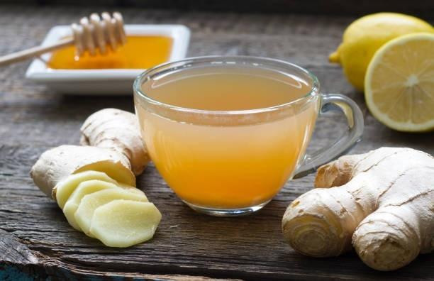 Gừng: Đây là gia vị và cũng là vị thuốc có tác dụng giảm viêm, đào thải độc tố và thúc đẩy cơ thể loại bỏ chất ô nhiễm từ phổi ra ngoài. Gừng cũng giúp giảm tắc nghẽn phổi để cho quá trình hô hấp được lưu thông tốt nhất.