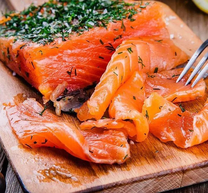 Cá hồi: Các loại cá nhiều dầu như cá hồi, cá mòi rất giàu axit béo Omega-3 là nhóm thực phẩm tốt cho phổi bạn nên bổ sung vào những bữa ăn hàng ngày. Axit béo Omega-3 có đặc tính kháng viêm tốt và ngăn chặn sự phát triển nặng hơn của các mô phổi. Tuy vậy, nhóm thực phẩm này cũng chứa rất nhiều đạm nên lý tưởng nhất là bạn chỉ nên ăn chúng khoảng 2-3 lần một tuần.