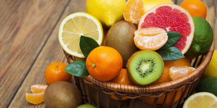 Trái cây có múi: Trái cây có múi bổ dưỡng là những loại trái cây như cam, quýt, bưởi.. đóng vai trò cung cấp lượng vitamin C dồi dào cho cơ thể. Đây là nhóm thực phẩm làm sạch phổi với khả năng tăng cường hệ miễn dịch và tăng tốc độ phục hồi cho các cơ quan trong cơ thể. Ngoài ra, chúng còn chứa chất oxy hóa chống lại những tác động từ môi trường xung quanh.