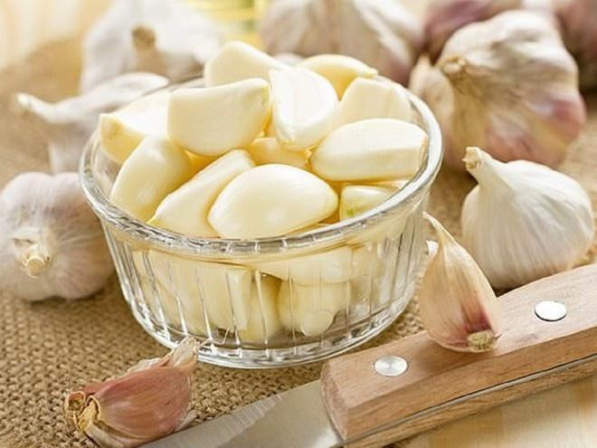 Tỏi: Trong tỏi có chứa hoạt chất flavonoid giúp loại bỏ chất gây ung thư và độc tố ra khỏi phổi. Theo nghiên cứu cho thấy, người ăn 6 tép tỏi/ tuần có lá phổi hoạt động tốt hơn và ít nguy cơ mắc ung thư phổi.