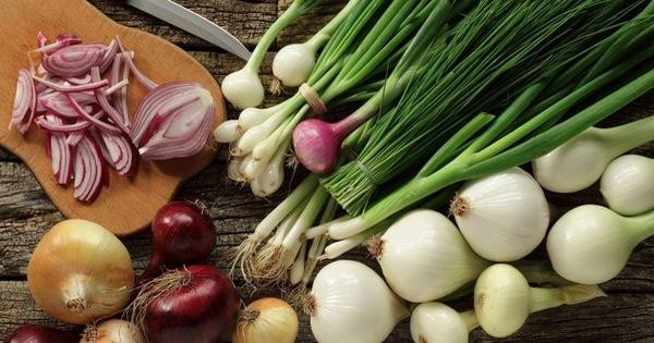 Hành: Với những người hút thuốc, ăn hành có thể giúp khử độc tố trong phổi. Do đó, loại thực phẩm này rất tốt để bồi bổ phổi.