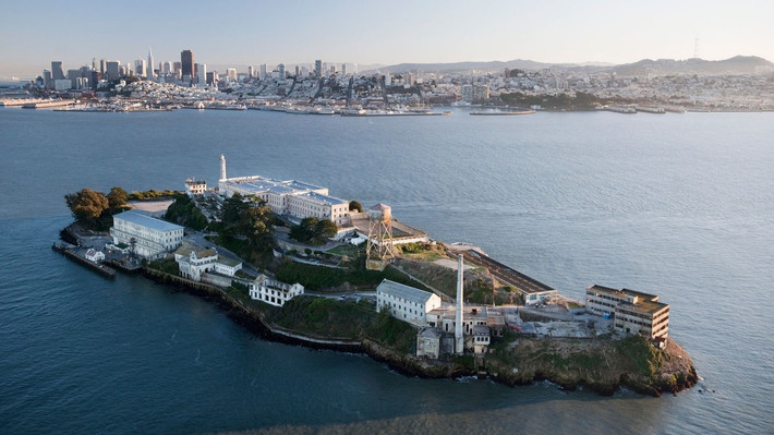 Nhà tù Alcatraz nằm trên đảo Alcatraz, cách bờ 2,4km, được thiết kế với 4 khu vực chính, bao gồm khu A, B, C, và D.