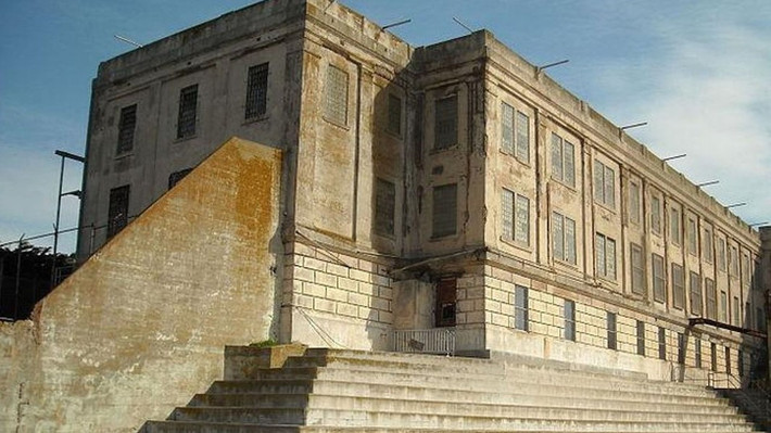 Khu B và C là hai khu giam giữ phần lớn tù nhân tại Alcatraz, được chia thành nhiều dãy phòng giam