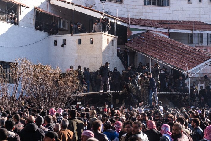  Al Jazeera đưa tin, sau khi giành quyền kiểm soát thủ đô Damascus, lực lượng nổi dậy Syria đã tràn vào nhà tù Sednaya khét tiếng ở Damascus và phóng thích tù nhân. (Nguồn ảnh: AJ/Anadolu/Reuters)