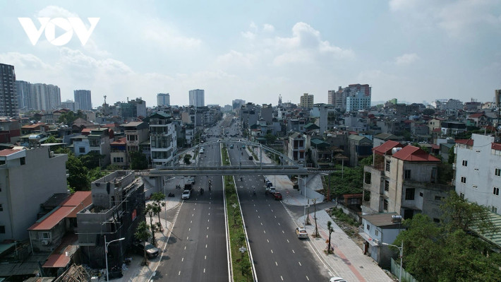 Trên tuyến này có cầu đường sắt đi qua trên cao.