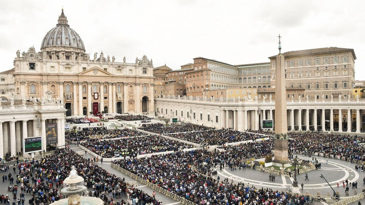 Vatican là quốc gia nhỏ nhất thế giới, cũng là quốc gia nằm gọn trong lòng Thủ đô Rome của đất nước hình chiếc ủng với diện tích khoảng 0,49 km2.