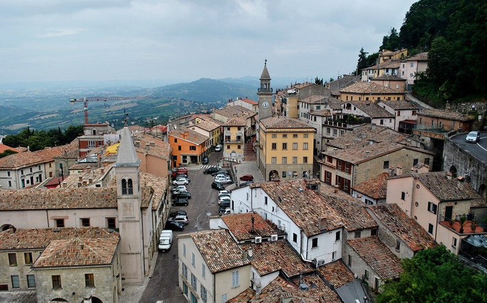 Quốc gia này có tên đầy đủ là Cộng hòa Đại bình yên San Marino, hoàn toàn nằm trong lãnh thổ nước Ý cùng với Vatican.