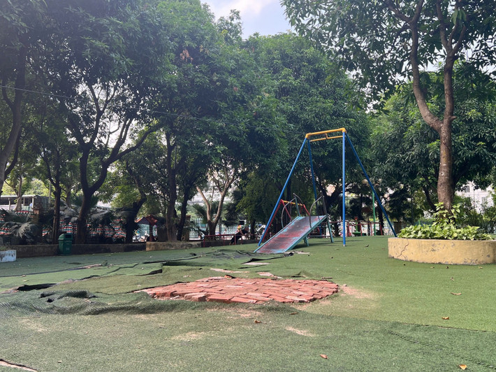 Tại khu vui chơi cho trẻ em, những thảm cỏ nhân tạo có nhiều vị trí bị rách, bong tróc từng mảng lớn trông rất nhếch nhác.