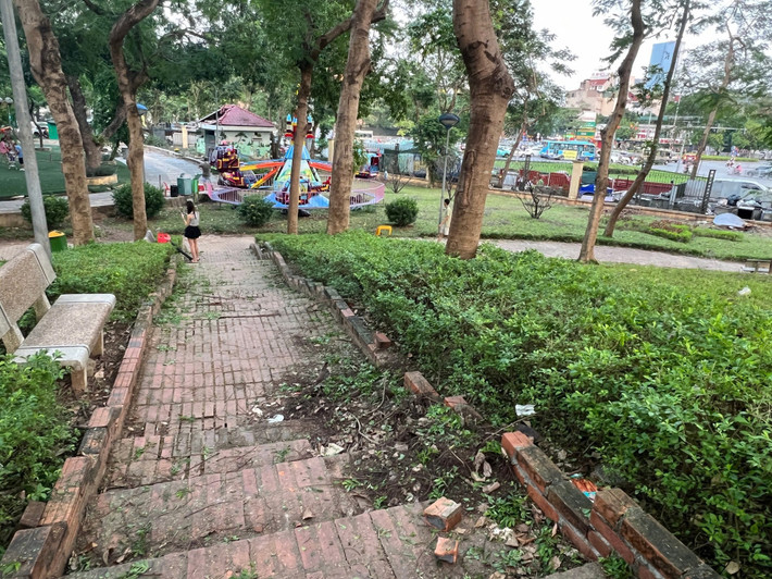 Công viên Nghĩa Đô cũng trong cảnh xuống cấp, hư hỏng nhiều hạng mục, gây mất mỹ quan đô thị.