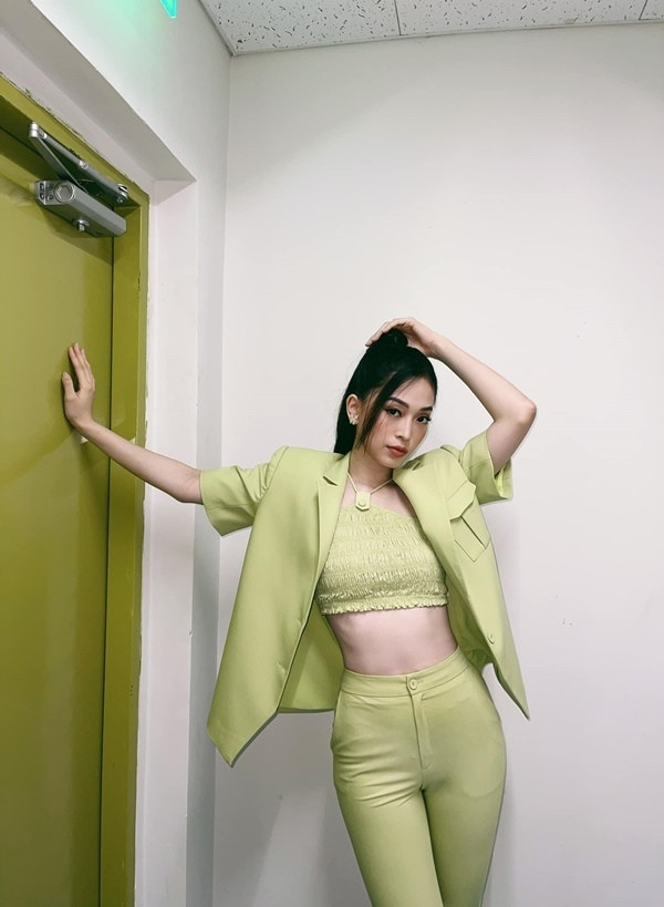 Á hậu Phương Nga tranh thủ tận dụng khung cửa xanh cùng tone màu với bộ trang phục để pose dáng quyến rũ.