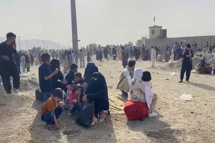 Một số báo cáo cho biết Taliban đánh đập những người trên đường đến sân bay. Tại cổng phía đông của sân bay, các tay súng Taliban thậm chí đổ nước sôi lên những phụ nữ đang chờ đợi vào bên trong, Telegraph cho biết. Taliban cũng tấn công những người cầm camera và điện thoại trên tay, tra hỏi lý do họ quay phim khung cảnh đoàn người di tản. Ảnh: Reuters.