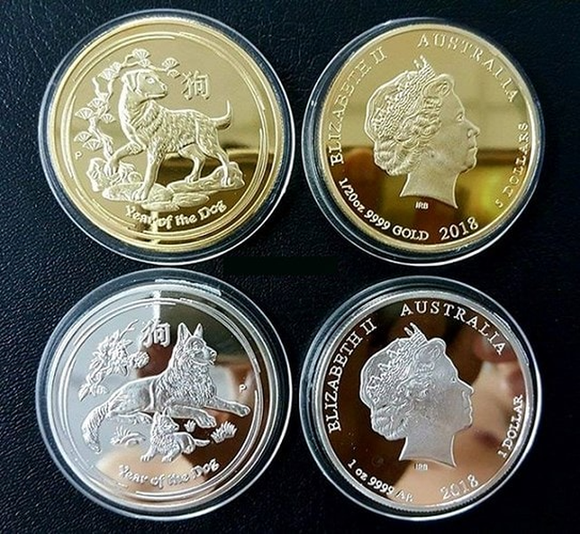 Đồng tiền xu Australia 2018 mạ vàng: Mặt trước đồng tiền xu được mạ vàng và chạm khắc hình một chú chó đầy tính kiên cường biểu tượng của "kiên định và trung thành". Đi kèm với dòng chữ “ Year of the Dog", song song đó là hình ảnh Chữ “Tuất” được chạm khắc bằng tiếng Hán . Mặt trước đồng tiền xu hình con chó mạ bạc được thiết kế cách điệu hình ảnh gia đình một bầy chó đang chở che cho nhau ngụ ý cho đức tính "đoàn kết và chia sẻ".