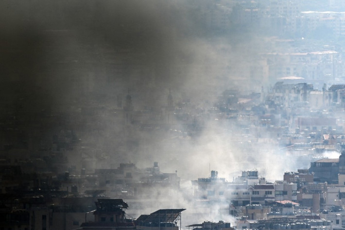 Khói bốc lên ở vùng ngoại ô phía nam Beirut trong đợt oanh kích của Israel.
