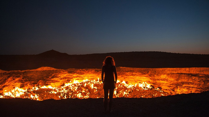 Turkmenistan, nằm ở Trung Á, có vô số luật lệ và quy định bất thường như cấm múa ba lê và opera, nam thanh niên không được phép để tóc dài hay để râu hay thậm chí đổi cả tên các tháng và ngày trong tuần theo tên tổng thống.