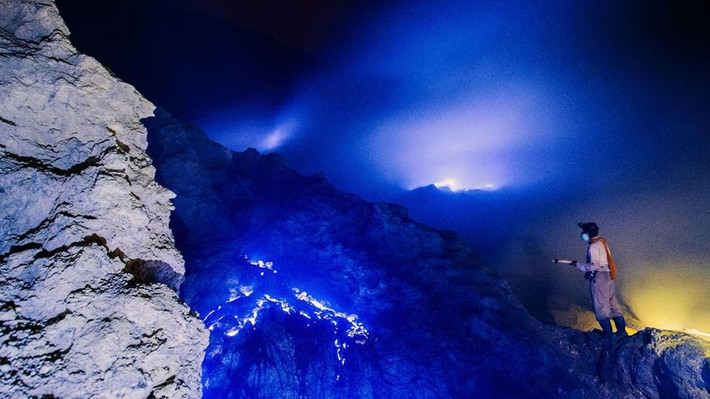 Ijen cao 2.799 m so với mặt nước biển, nằm cách thị trấn Banyuwangi 26 km về phía Tây Bắc, là một trong số 76 ngọn núi lửa vẫn đang hoạt động ở Indonesia.