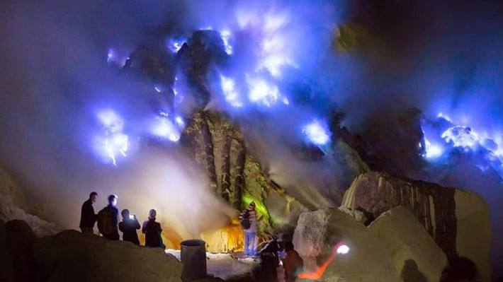 Ở xung quanh miệng núi lửa, du khách có thể nhìn thấy hiện tượng ngọn lửa màu xanh (blue fire) được ví như những đốm lửa “ma trơi”.