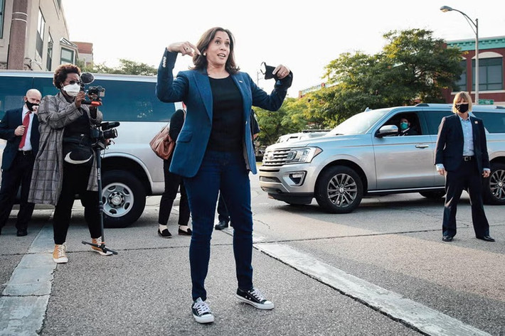 Bởi vậy, phong cách thời trang của bà Kamala Harris cho thấy, một phụ nữ dù phải ăn mặc cho cuộc sống nghề nghiệp của mình nhưng vẫn có thể theo đuổi công thức phù hợp để cảm thấy thoải mái nhất.