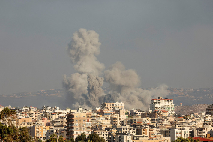 Al Jazeera đưa tin, Israel đã tiến hành hàng trăm cuộc không kích nhằm vào khu vực miền nam và đông Lebanon ngày 23/9. Tính đến trưa 24/9, ít nhất 492 người thiệt mạng và 1.645 người khác bị thương trong đợt không kích dữ dội này. (Nguồn ảnh: Reuters, AJ)
