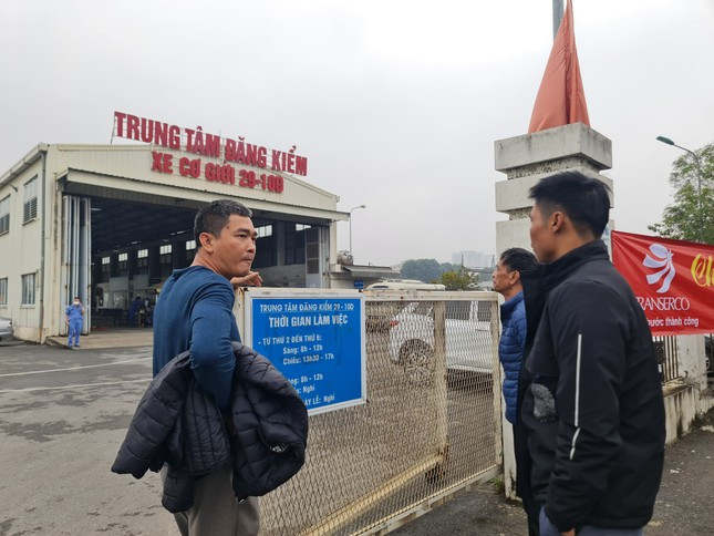 Tài xế Nguyễn Ngọc Nam cho biết, anh dậy từ 1h30 sáng đến trung tâm khoảng hơn 2 sáng. Nhưng đến trưa vẫn chưa được đăng kiểm.