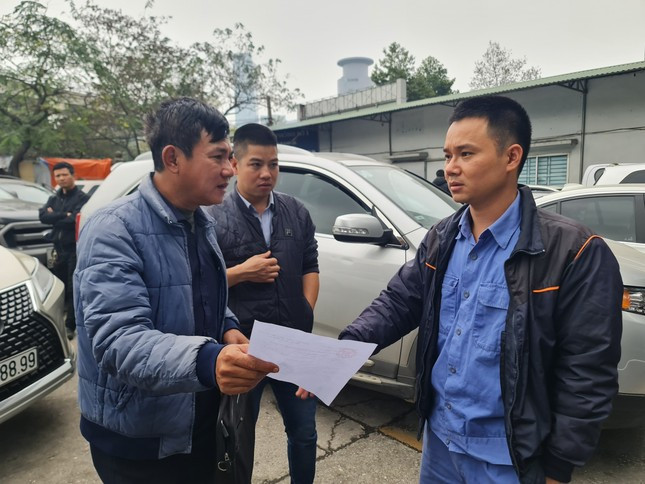 Tài xế trên ảnh cho biết, đây là ngày thứ 3 anh đi đăng kiểm. Ngày đầu tiên đến Trung tâm đăng kiểm số 3 Lê Quang Đạo nhưng quá đông nên không lấy được số. Hôm sau anh này ra sớm lấy số nhưng đúng thời điểm lực lượng công an đến kiểm tra, phong tỏa trung tâm này. Nhiều tài xế đấu tranh để lực lượng chức năng trả lại giấy tờ xe. "Hôm nay là ngày thứ 3 tôi đi đăng kiểm, mong rằng suôn sẻ", tài xế nói.