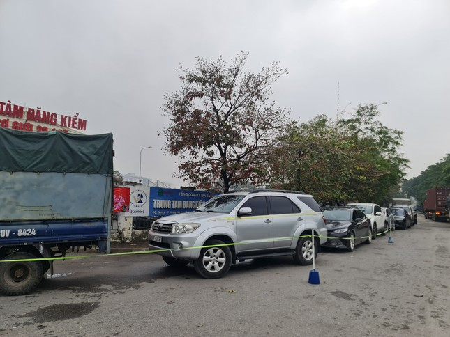 Tại Trung tâm đăng kiểm 2910D Đền Lừ, xe ô tô cũng xếp hàng dài